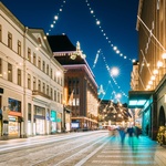 Helsinki-Ulice kde nejsou chodníky, chodci se tu přirozeně potkávají s dalšími druhy dopravy, kolejovou i automobilovou. Primární je ale pěší bezbariérový průchod. Prostor je i pro zeleň nebo předzahrádky. Zdroj: AdobeStock - grigory-bruev