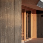 Skrytý dům z dřevěných panelů je jako hobití nora. Využívá svahu, maskuje se terénem. Foto: György Palkó