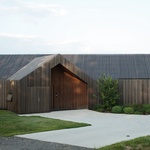 Stěny i střechu domu kryjí dřevěné latě. Maskuje nezvyklou geometrii. Vyniká, přesto nekonkuruje přírodní scenérii. Foto: Christian Brandstätter
