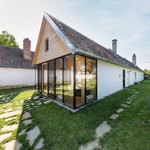 Hliněný dům z 19. století spojili s moderní dřevěnou bohatě prosklenou přístavbou Foto: Romana Fürnkranz, Andi Breuss