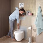Maximální komfort: Stisknutím tlačítka posune WC prvek Eco Plus záchodovou mísu až o osm centimetrů nahoru nebo dolů.  © Zdroj: Viega