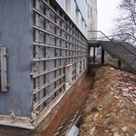 Březen 2015: Obnažené soklové části všech budov, demontáž soklového obložení