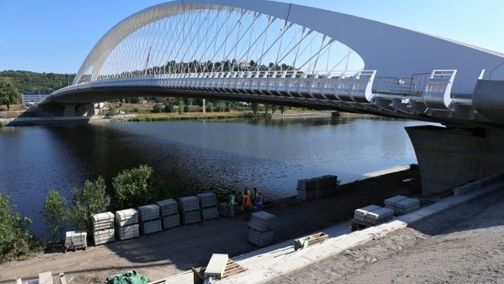 Na Trojském mostě probíhají zatěžkávací zkoušky
