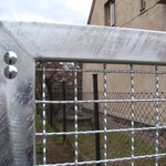 Kovové části jsou s pozinku, avšak svým vzhledem a strukturou pletiva odpovídá původnímu vzhledu plotu.