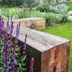 Kombinace betonu s dřevěnými dekoracemi zahradě sluší Foto: Atelier Flera