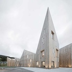 Za stavbu Muzea lidové kultury v Romsdalu byla kancelář nominovaná na Cenu Mies van der Rohe. Budovy svým výrazem odráží místní historii a identitu. Zdroj: Kruh, z.s.