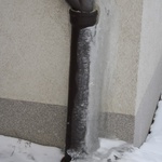 Obr. 5: Zamrzlé a přetékající potrubí poškozuje fasádu Foto: Ing. Zdeněk Žabička