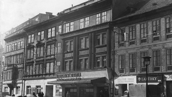 Snímek Švandova divadla z 50 let minulého století kdy se jmenovalo Realistické divadlo Zdeňka Nejedlého Foto: archiv Švandova divadla Snímek Švandova divadla z 50 let minulého století kdy se jmenovalo Realistické divadlo Zdeňka Nejedlého Foto: archiv Švandova divadla