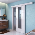 Posuvné dveře do garnýže. Dveře POLAR 5 se sklem SATINATO. Zdroj foto: SOLODOOR a.s.