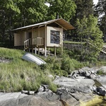 Malá univerzální dřevostavba na ostrově umožní odpočinek i díky sauně Foto: Metropolis Arkitekter