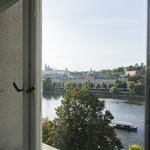 Z oken fakulty se skýtá výhled přes Vltavu na Pražský hrad a Strakovu akademii. Zdroj: Tomáš Kovařík