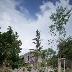 Podolskou vilu postavili do svahu, aby majitelům dopřáli zahradu Zdroj: BoysPlayNice