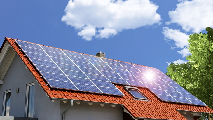Solární elektrárna na rodinném domě, zdroj: fotolia.com Solární elektrárna na rodinném domě, zdroj: fotolia.com