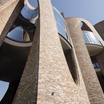 Dům, který ve fjordu nepřehlédnete. Připomíná rozřezané válce  Foto: Anders Sune Berg/Olafur Eliasson, David de Larrea Remiro/Olafur Eliasson