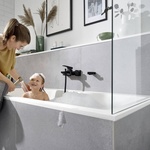 Dopřejte komfort v koupelně celé rodině. Rodičům, dětem i čtyřnohým miláčkům. Dětská sprcha Jocolino. Zdroj fotografií: Hansgrohe