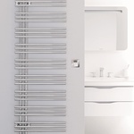 Výjimečně estetický a praktický design asymetrického radiátoru Zehnder Yucca Asym a Zehnder Forma Asym, stejně jako Zehnder Kazeane upoutá v elektrickém provedení svým čistým vzhledem. Topné těleso RACY-C je chytře skryté za spodní částí levé svislé trubky tělesa., Zdroj: Zehnder