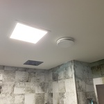 Talířový ventil Zehnder ComfoValve Luna E125 v podhledu koupelny