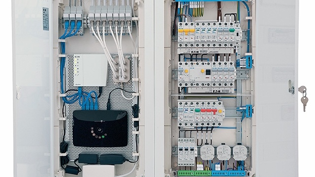 Foto „Rozvaděč“: Na jedné straně datové a na druhé silové rozvody – zdroj K & V ELEKTRO, a.s. Foto „Rozvaděč“: Na jedné straně datové a na druhé silové rozvody – zdroj K & V ELEKTRO, a.s.