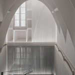 Světelné schodiště v památkově chráněné budově: Atmosféra jiskřící napětím a očekáváním Foto: Imagen Subliminal (Miguel de Guzmán + Rocío Romero)