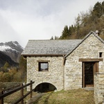 Horská chata jak má být: Kamenný dům ve ztraceném údolí. I střechu má z kamene Foto: Alberto Strada