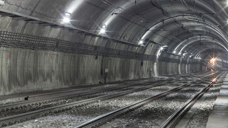 U Plzně montují stroj, který vyrazí nejdelší železniční tunel