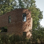 Dům ze staré poctivé pálené cihly. Architekti využili materiál z bourané stavby Foto: Stijn Bollaert