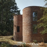 Dům ze staré poctivé pálené cihly. Architekti využili materiál z bourané stavby Foto: Stijn Bollaert