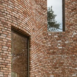 Dům ze staré poctivé pálené cihly. Architekti využili materiál z bourané stavby Foto: Stijn Bollaert