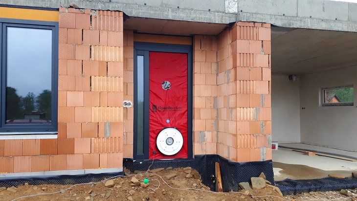 Blower Door test je měření průvzdušnosti obálky budovy pomocí tlakového spádu. Zdroj: Heluz Blower Door test je měření průvzdušnosti obálky budovy pomocí tlakového spádu. Zdroj: Heluz