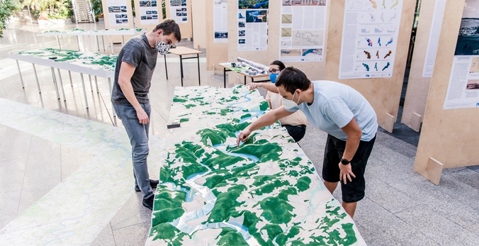Část týmu při přípravě výstavy Vltava – proměny historické krajiny, Zdroj: Fakulta stavební ČVUT Praha