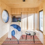 Malá dřevěná chata s velkým oknem. Milá i útulná Foto: Máté Lakos