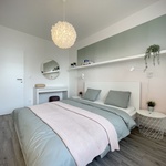 Bílé plné lakované dveře Quatro s horizontálními prolisy (Doornite), zdroj foto: Canaba