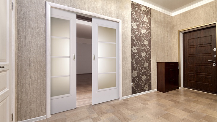 Interiérové dveře Doornite v povrchové úpravě 3D fólie bílá pór, s prosklením Superior ve dvoukřídlém provedení s posuvem do stavebního pouzdra Zdroj: DOORNITE