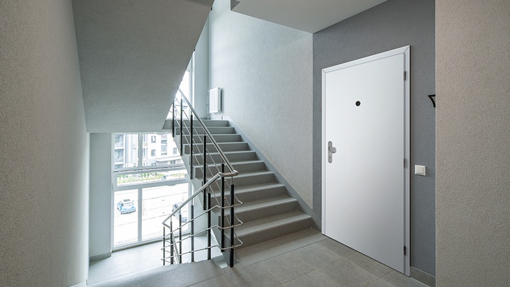 Vstupní bezpečnostní, protipožární a protihlukové dveře DOORNITE s bílým laminátovým povrchem Zdroj: DOORNITE Vstupní bezpečnostní, protipožární a protihlukové dveře DOORNITE s bílým laminátovým povrchem Zdroj: DOORNITE