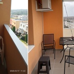 Prodloužením balkonu vytvoříte z miniaturní „nudle“ příjemný prostor k posezení u kávy či vína. Zdroj: 7points