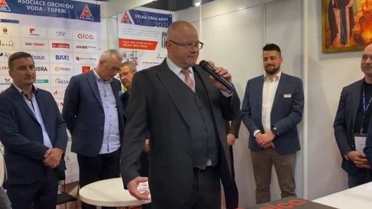 Ocenění pro Heat Recovery System, předávání ocenění ve stánku asociace na veletrhu Aquatherm Praha 2022. Zdroj ESTAV.tv