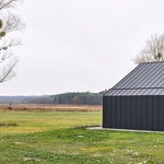 Dům přivezli na kamionech. Dřevěné moduly poskládali a mají bydlení v krásné přírodě Foto:  Jakub Certowicz