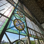 Detail vitráží jižního průčelí, foto redakce