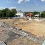 Stavební jáma pro dostavbu západního křídla, foto redakce