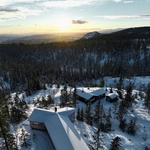 Dřevěná chata Ypsilonka je ztracená v lese na strmém svahu Foto: Kyrre Sundal, Nadia Norskott