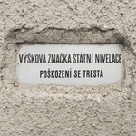 Nivelační geodetické body na fasádách domů. Foto: redakce