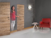 Bezfalcové dveře DOORNITE (dříve Masonite) ve skrytých zárubních v povrchu CPL lamino dub přírodní s ALU lištami