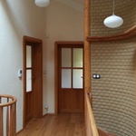 Pozoruhodná hrázděná dřevostavba z čistých materiálů na okraji křivoklátských lesů Zdroj: akad. arch. Oldřich Hozman, Studio ARC Praha  