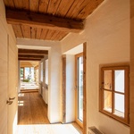 Hliněný dům z 19. století spojili s moderní dřevěnou bohatě prosklenou přístavbou Foto: Romana Fürnkranz, Andi Breuss