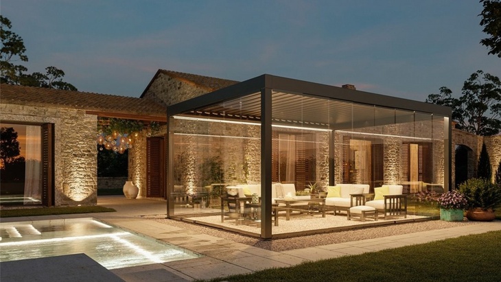 Lamelová pergola TARASOLA ESSENTIAL s posuvným zasklením Zdroj: SUNSYSTEM, s.r.o. Lamelová pergola TARASOLA ESSENTIAL s posuvným zasklením Zdroj: SUNSYSTEM, s.r.o.
