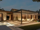 Lamelová pergola TARASOLA ESSENTIAL s posuvným zasklením Zdroj: SUNSYSTEM, s.r.o.