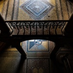 Kombinace sloupů a dlažby v barevné mozaice zdobí interiér neoklasicistního Desfourského paláce v Praze (překlad z anglického originálu)