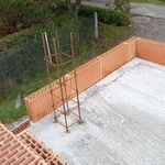 Obrázek 1: Vyčnívající výztuž pro budoucí betonový sloupek, který bude následně provázán s výztuží věnce. Foto: David Šotkovský