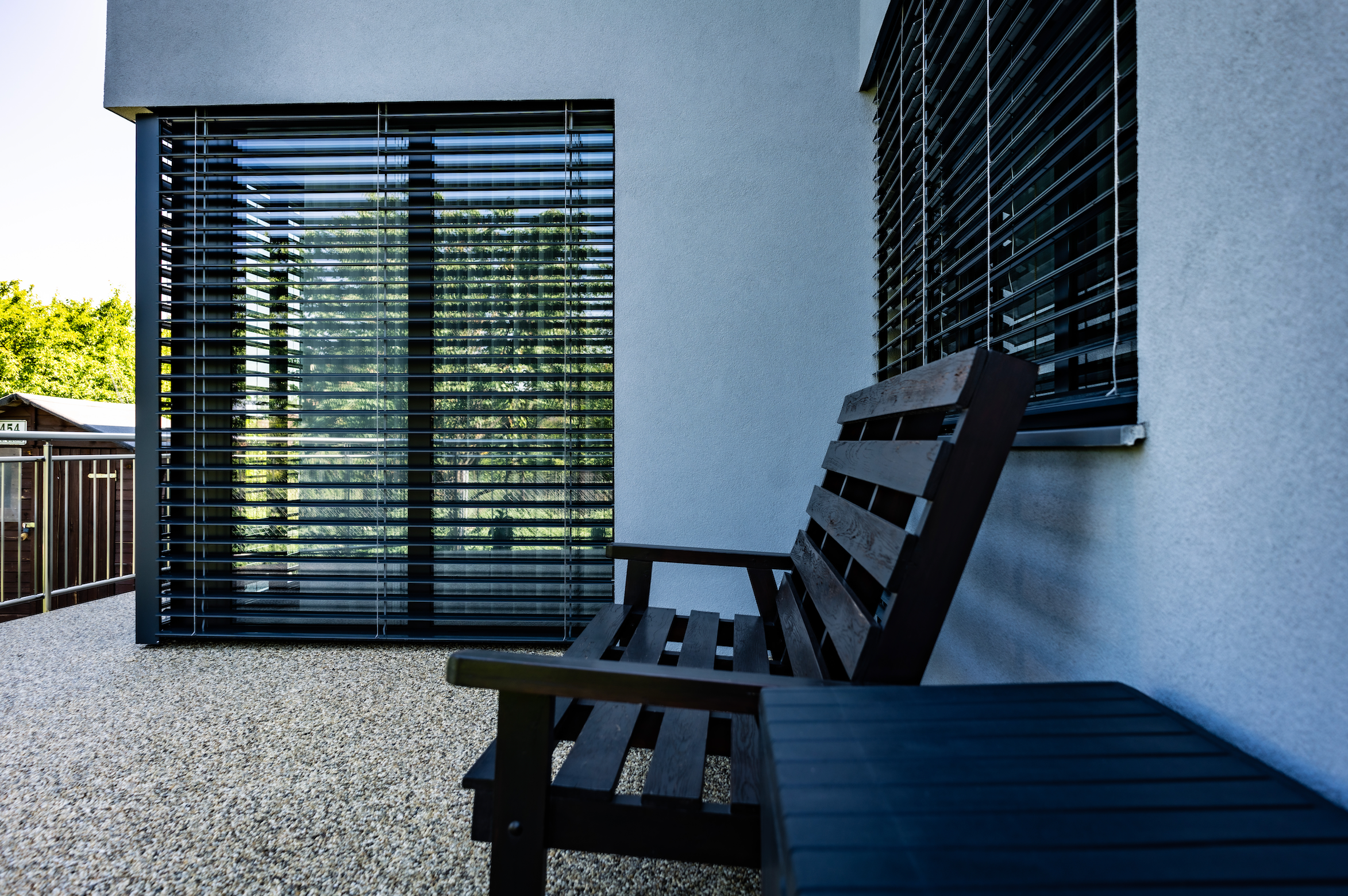 Nejvhodnějším řešením pro pasivní chlazení interiéru jsou venkovní žaluzie.   Foto: Lomax