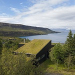 Dům odráží severskou pokoru k přírodě. Vsadil na zelenou střechu a naprostou nenápadnost Zdroj: Marino Thorlacius